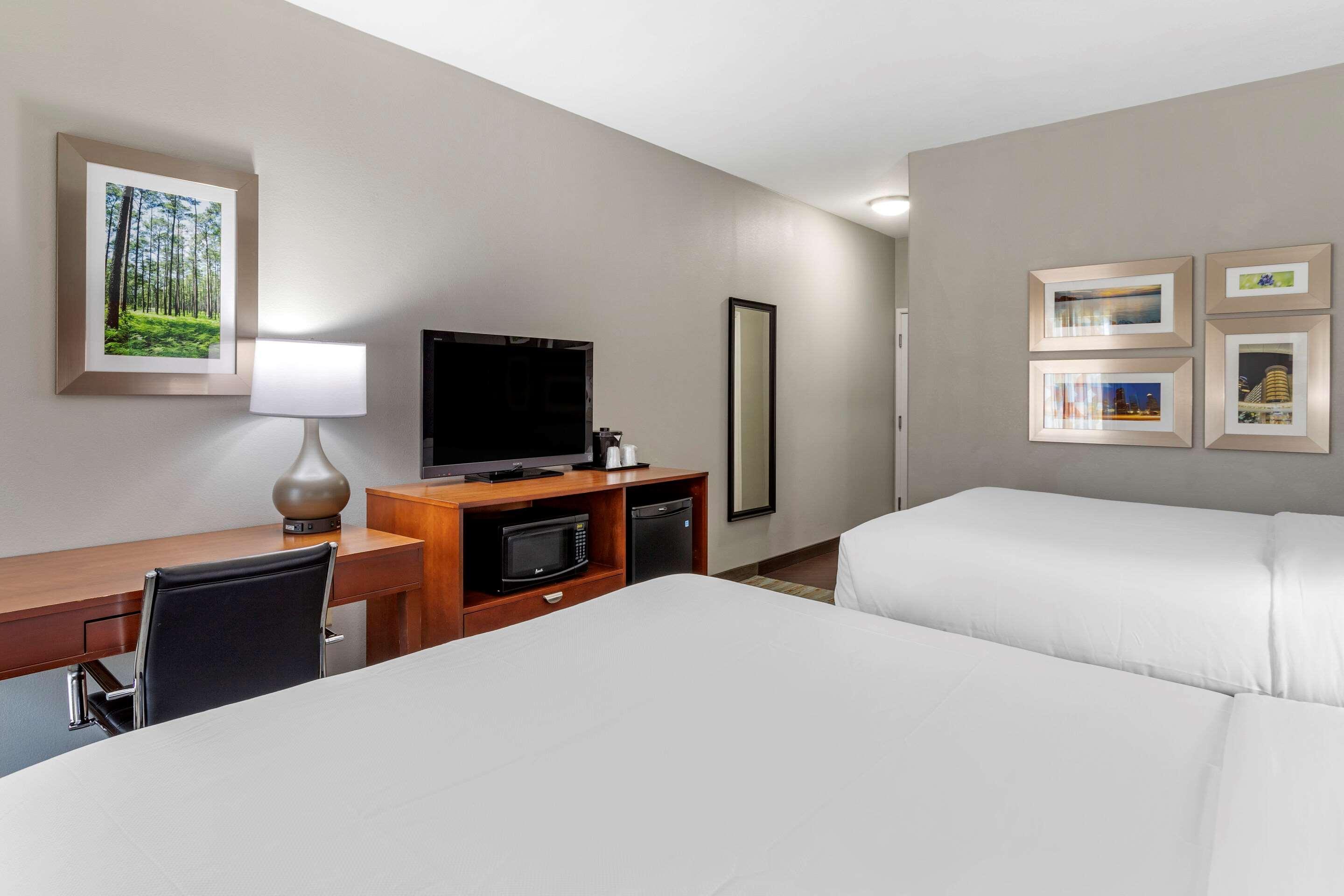 Comfort Inn & Suites Cleveland Exterior photo