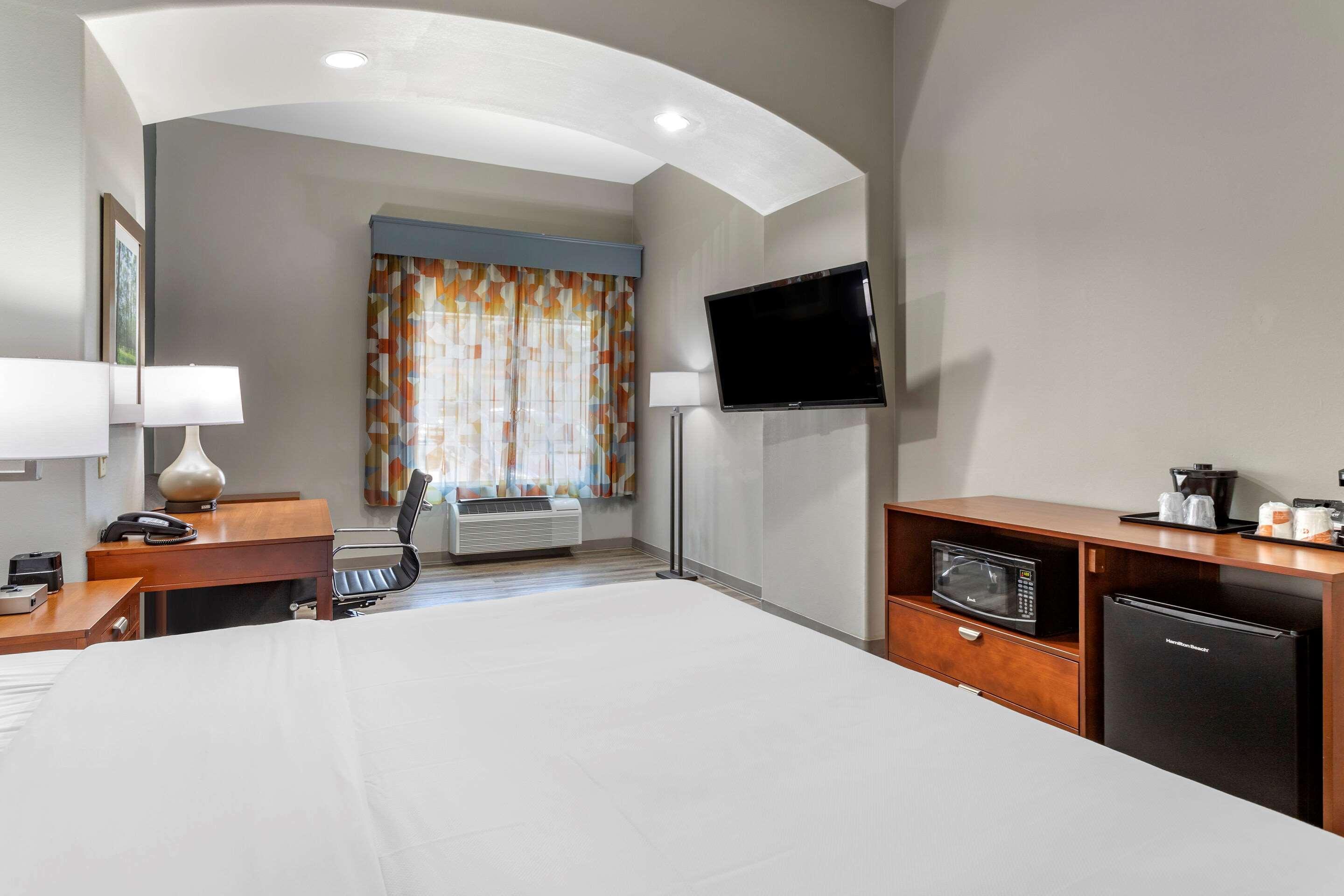 Comfort Inn & Suites Cleveland Exterior photo