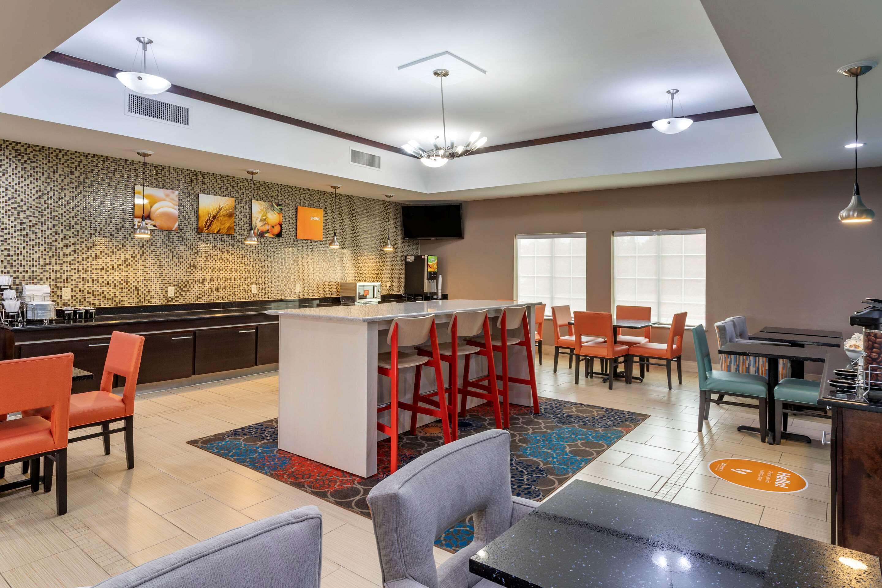 Comfort Inn & Suites Cleveland Exterior photo