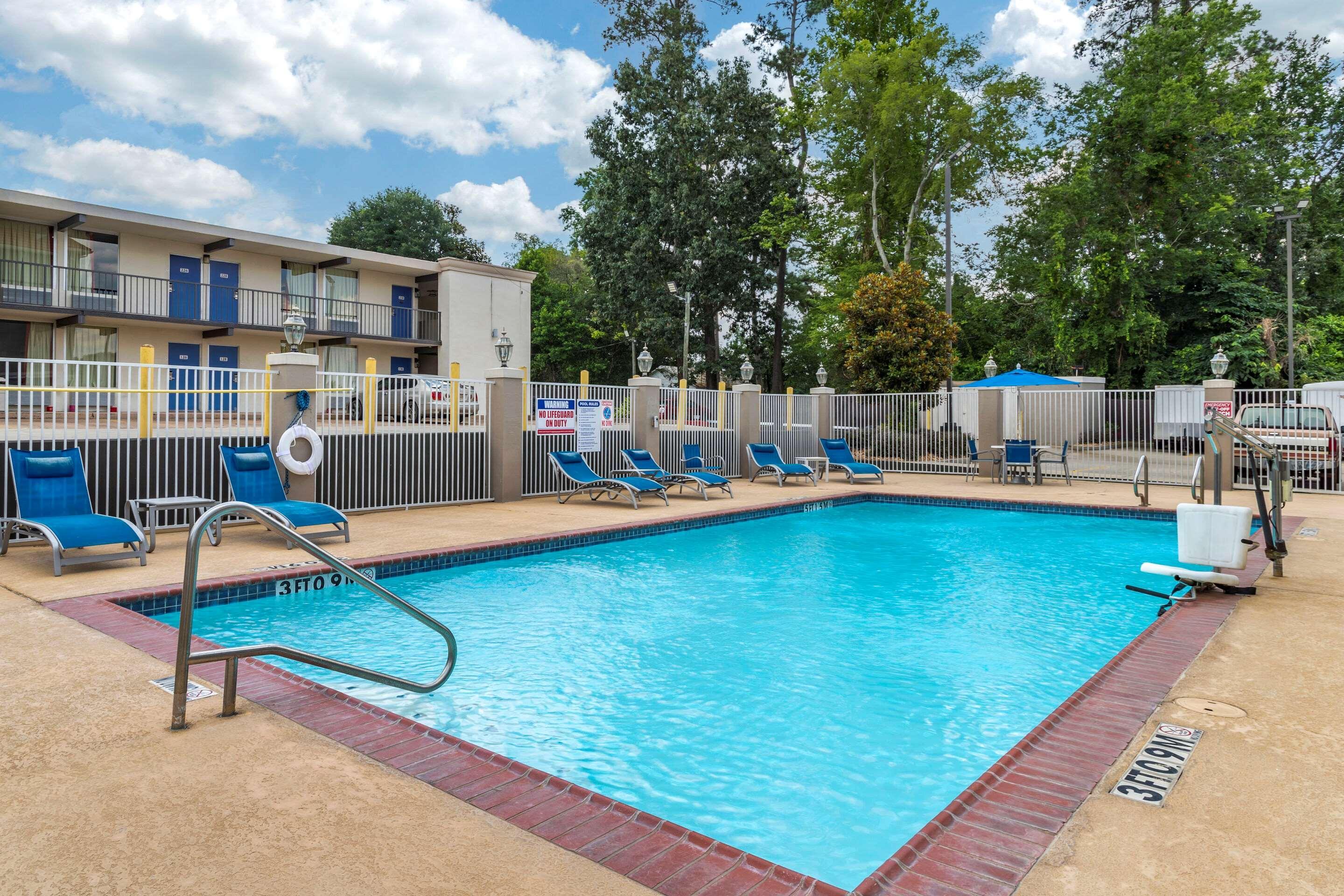 Comfort Inn & Suites Cleveland Exterior photo