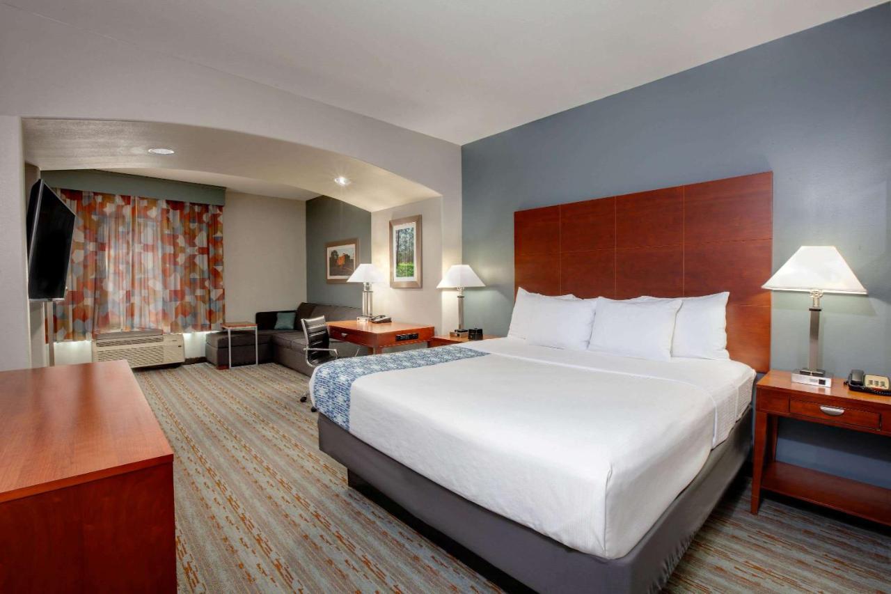 Comfort Inn & Suites Cleveland Exterior photo