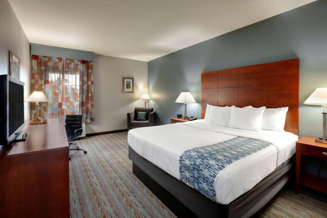 Comfort Inn & Suites Cleveland Exterior photo