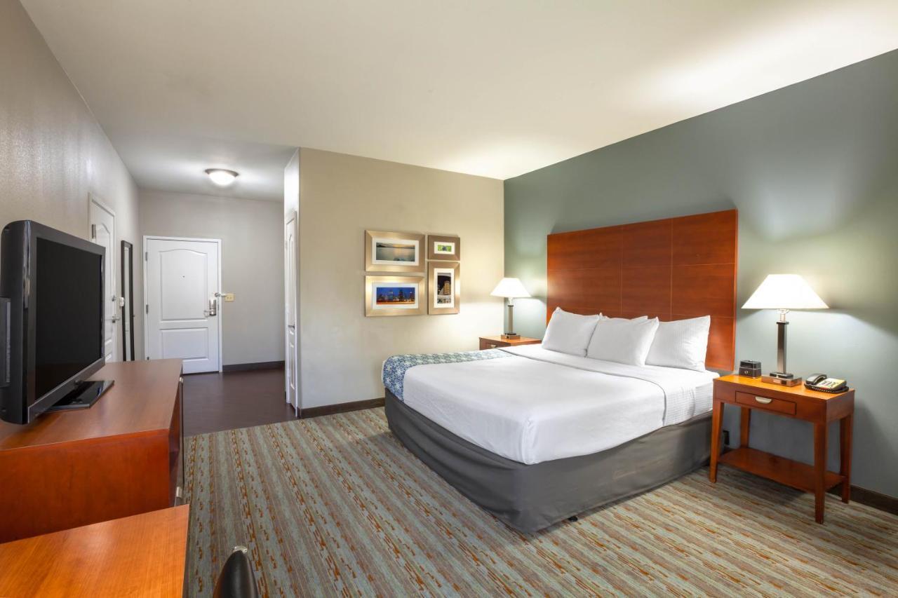 Comfort Inn & Suites Cleveland Exterior photo