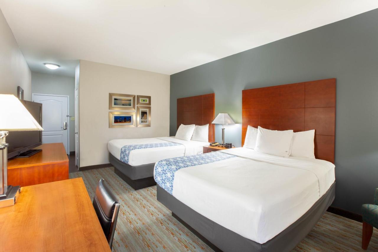 Comfort Inn & Suites Cleveland Exterior photo
